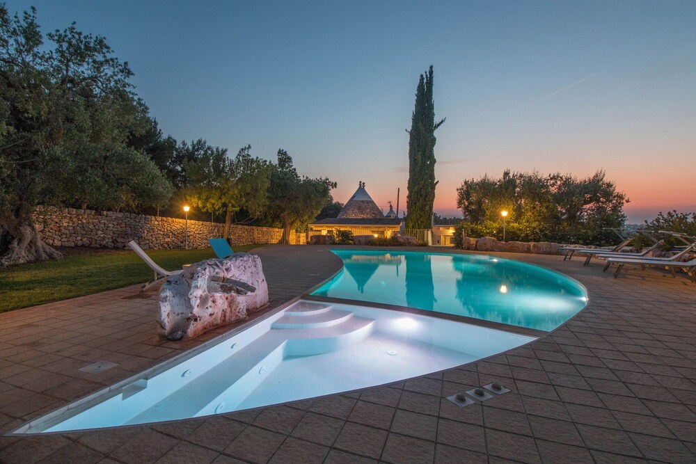 Trulli Di Bouganville