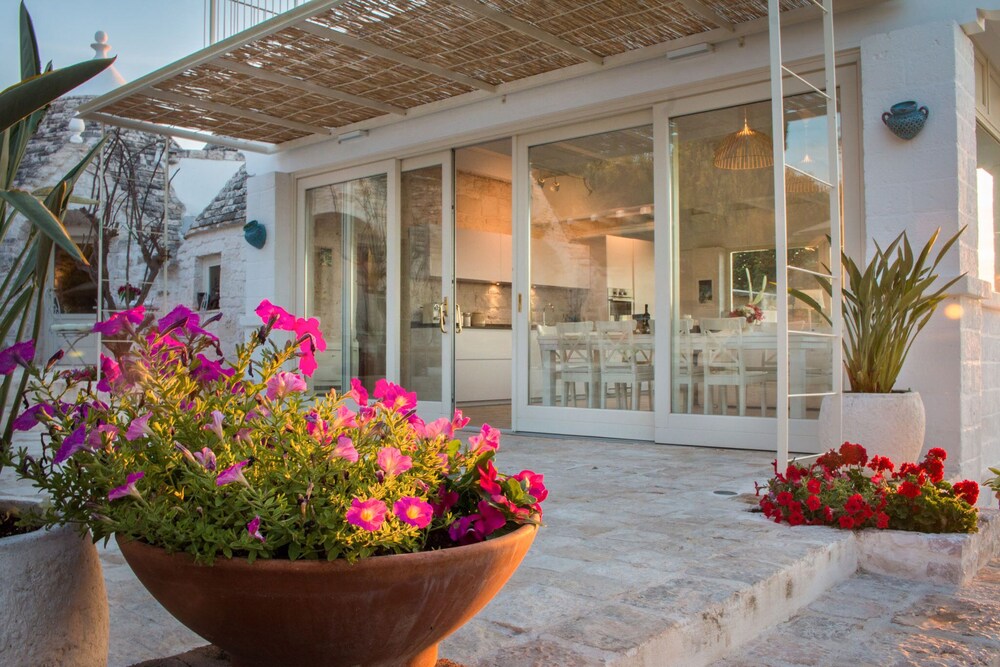 Trulli Di Bouganville