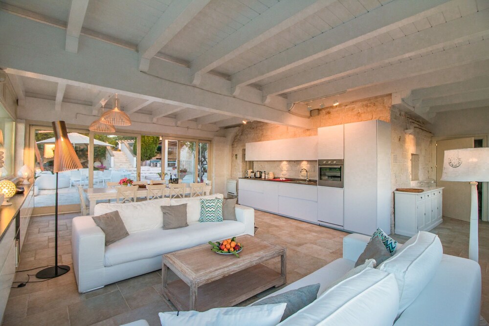 Trulli Di Bouganville