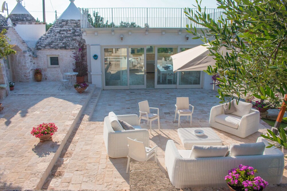 Trulli Di Bouganville