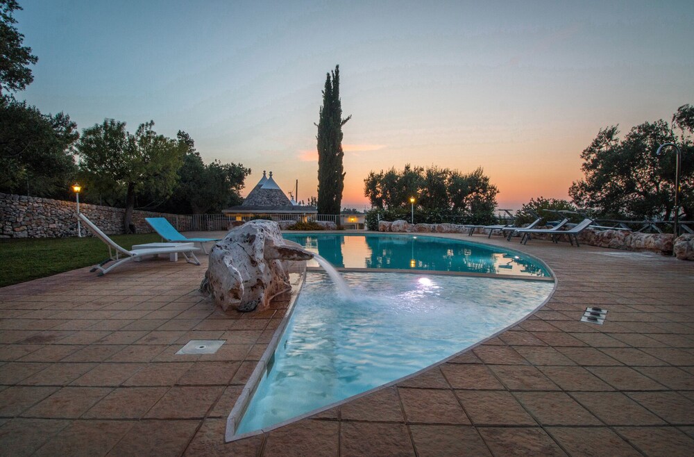 Trulli Di Bouganville