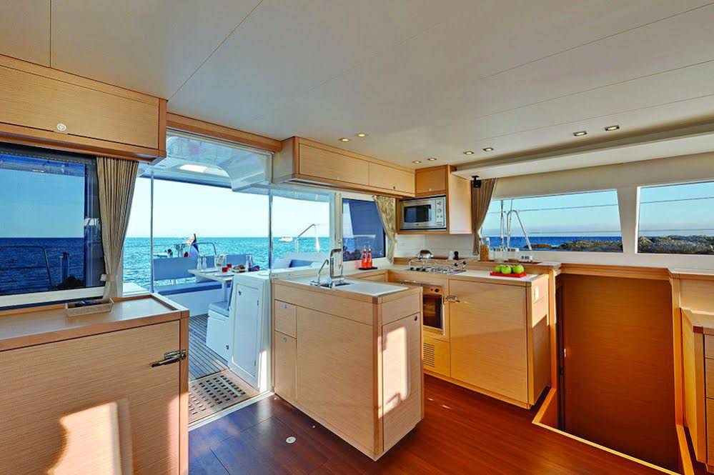 Mauticat Boat & Breakfast