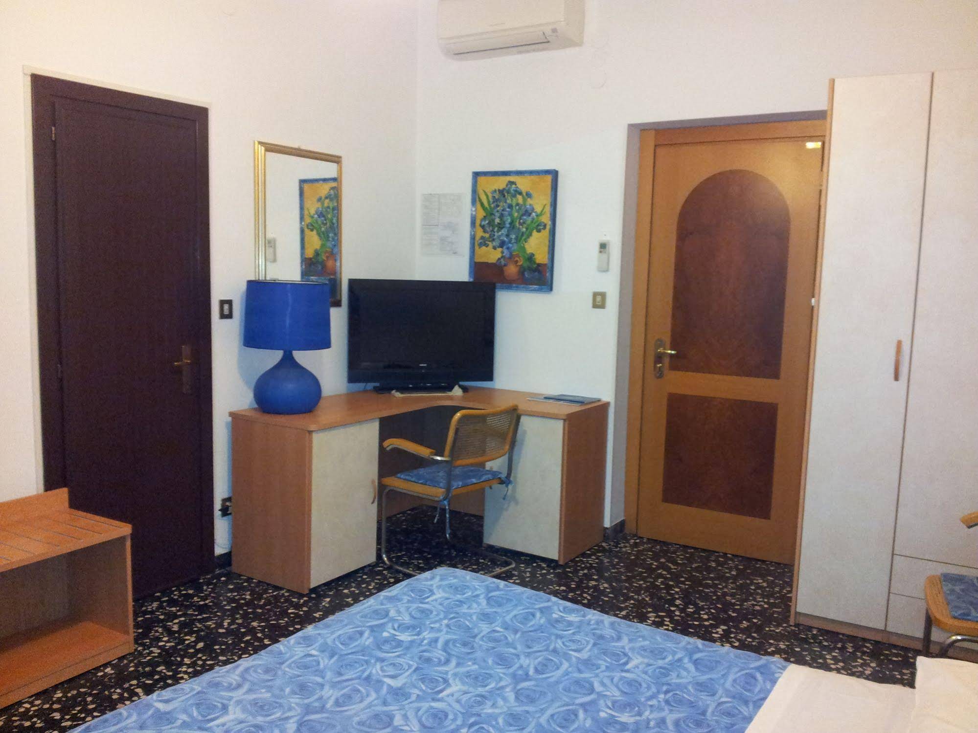 Hotel Rosa Meuble