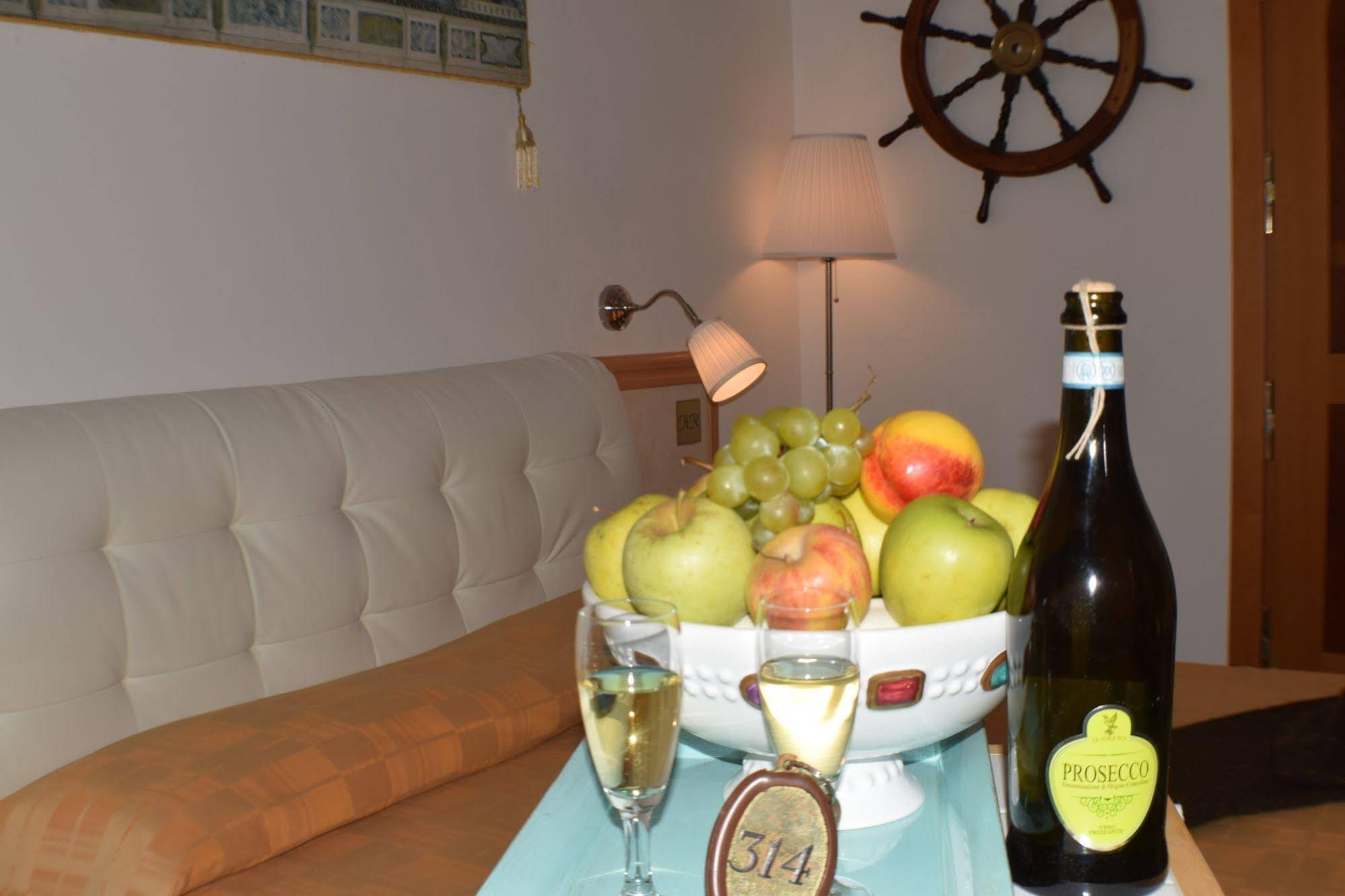 Hotel Rosa Meuble