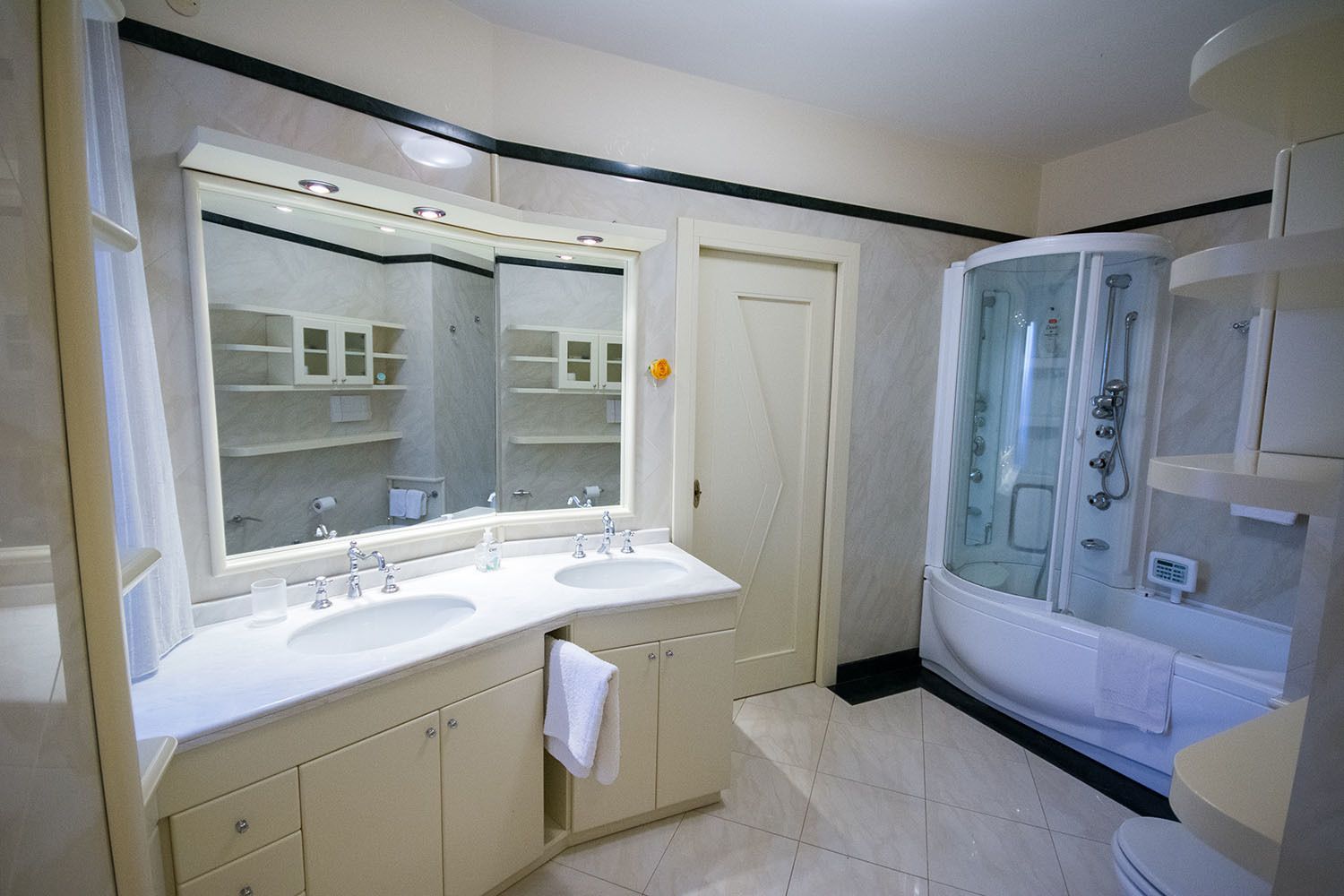 Suite & Apartment
