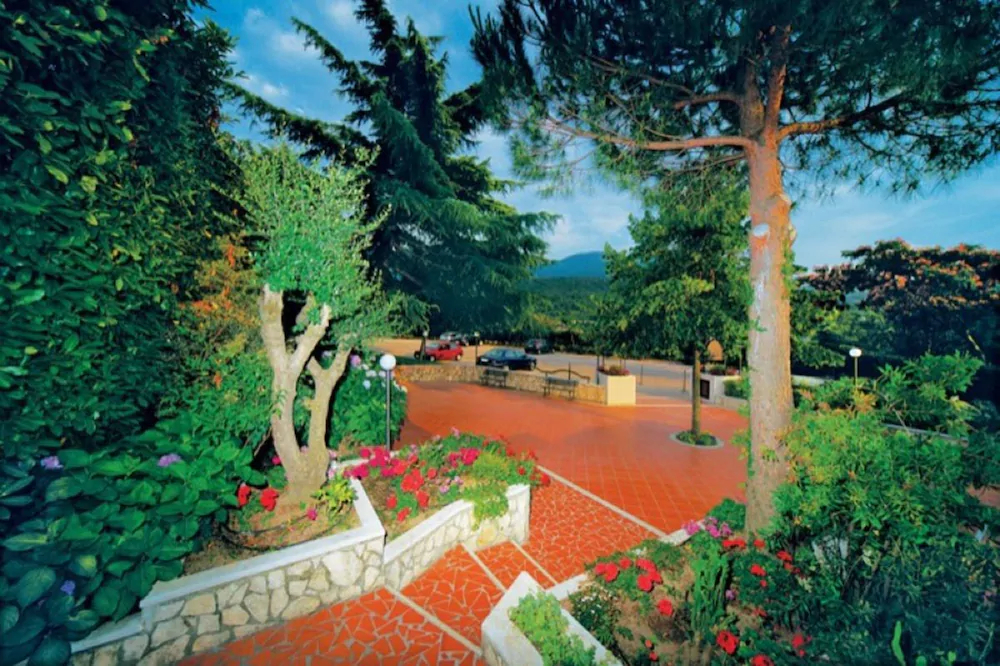 Yellow Park Hotel