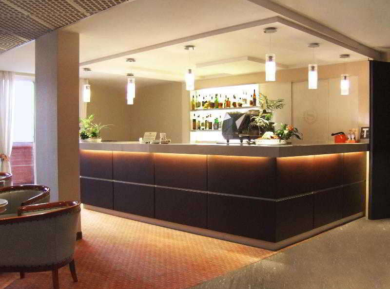 FlyOn Hotel & Conference Center