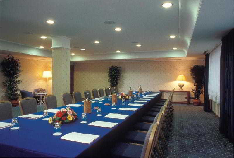FlyOn Hotel & Conference Center