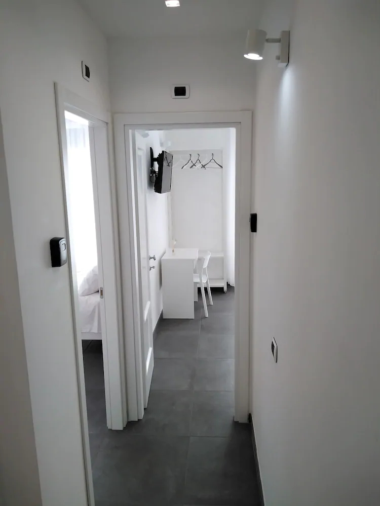 Delia Rooms & Gallery