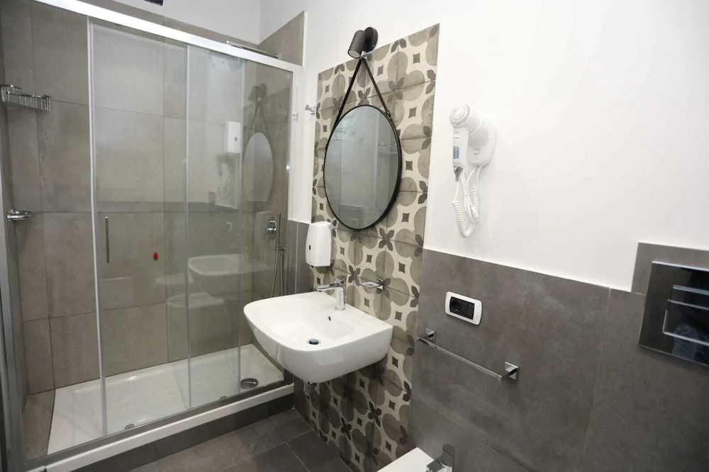 Delia Rooms & Gallery