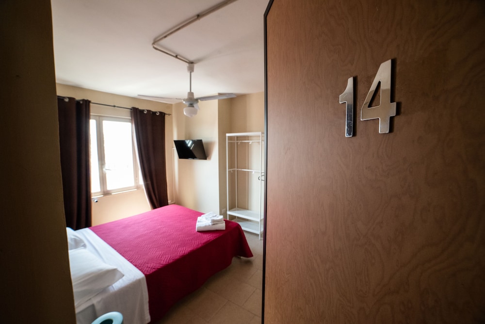 Departure Rooms & Hostels