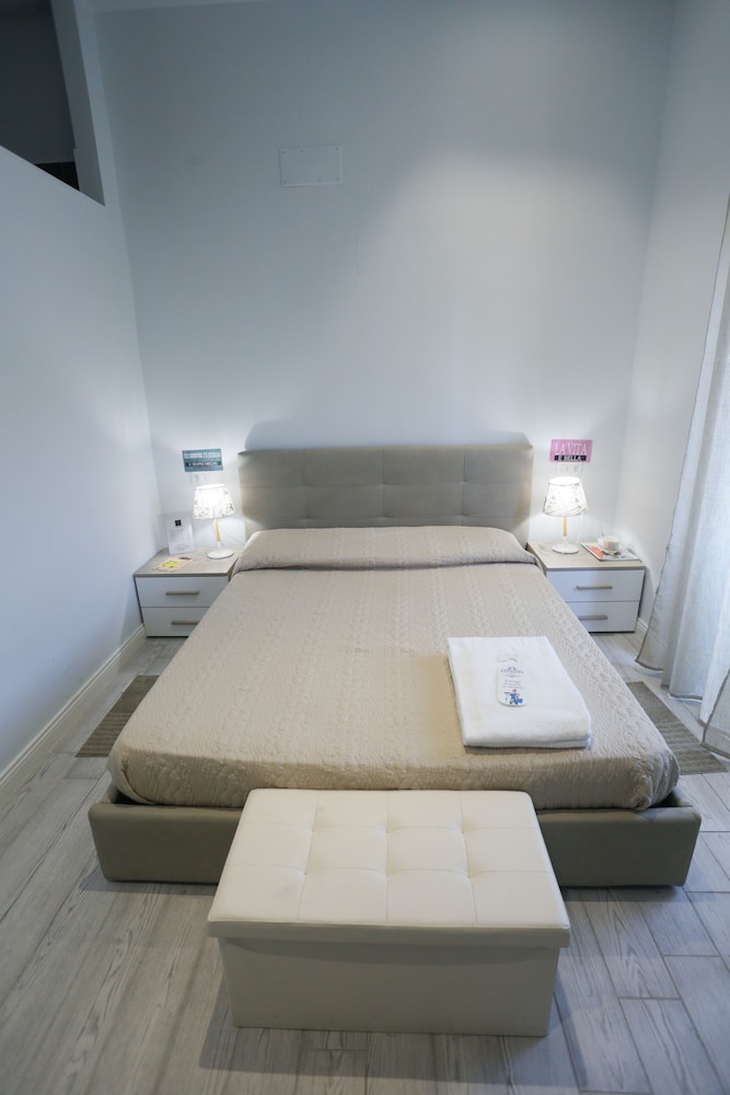 Esposito Plaza-Rooms & Suite