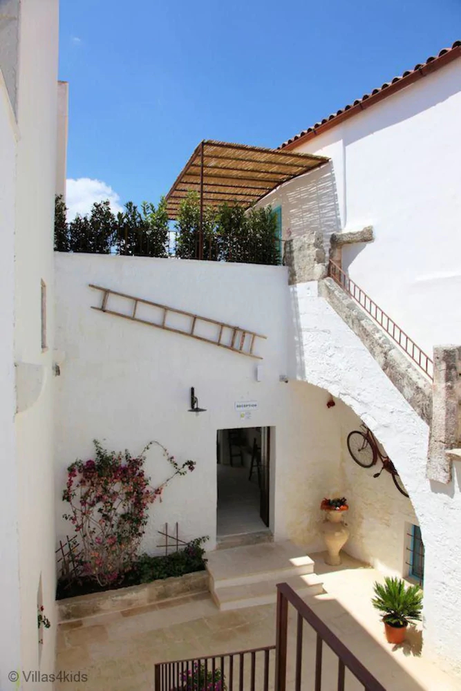 The Courtyard - Rosa