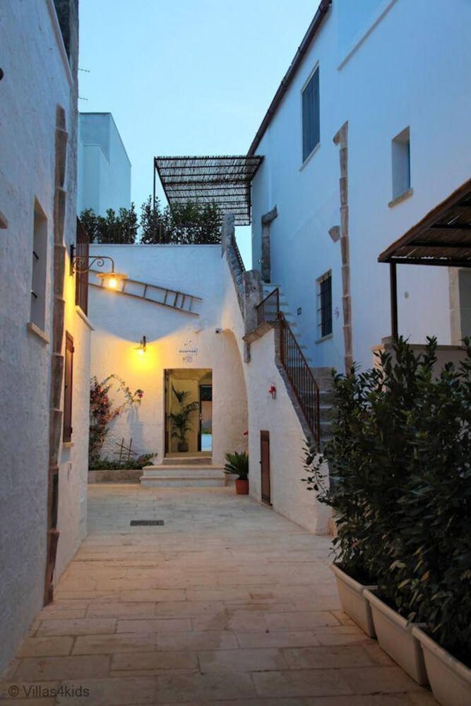 The Courtyard - Rosa