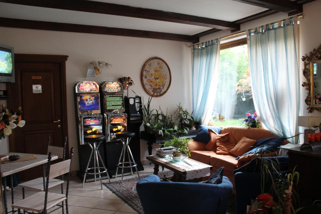 Jolly Residence