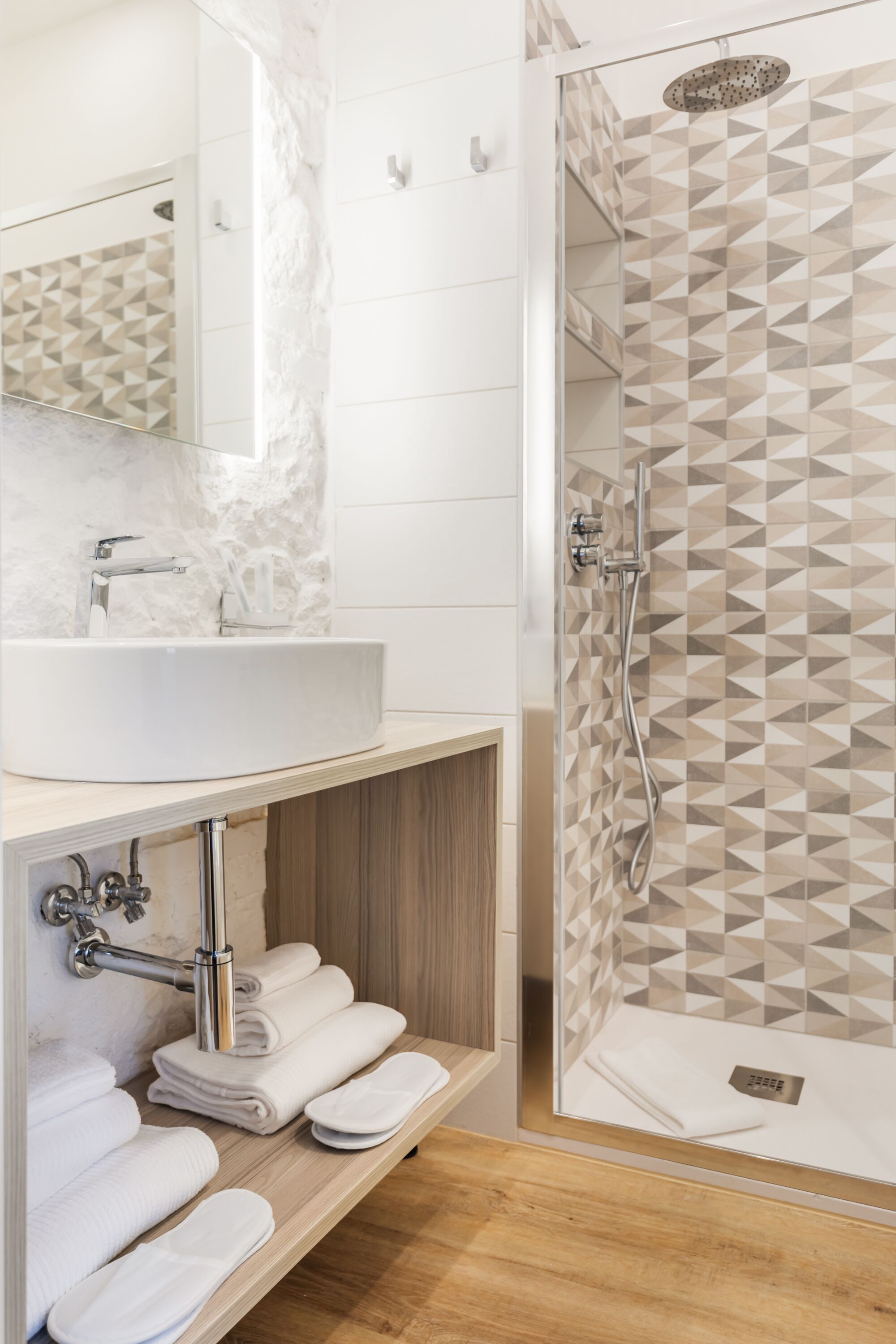 Adelante Rooms