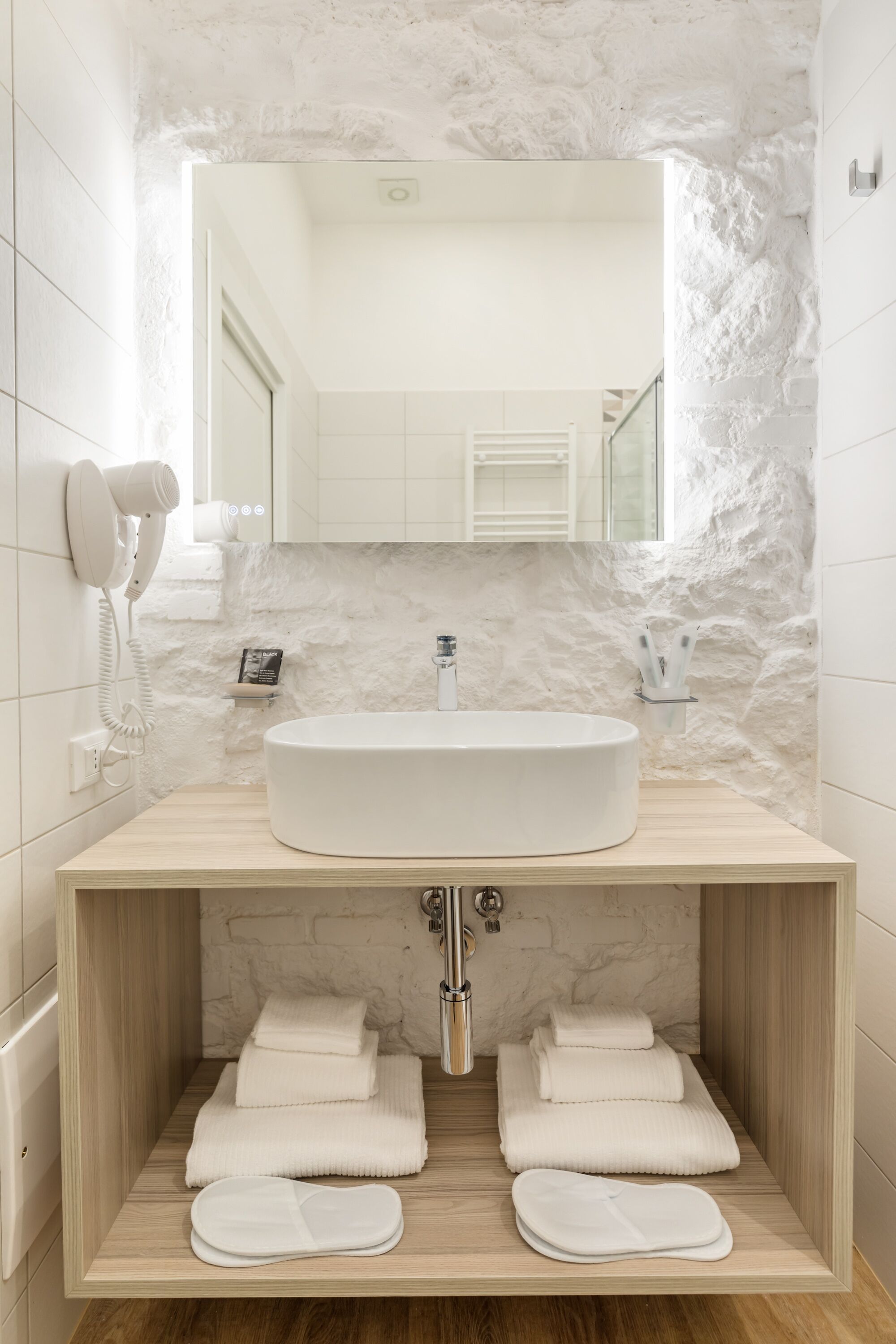 Adelante Rooms
