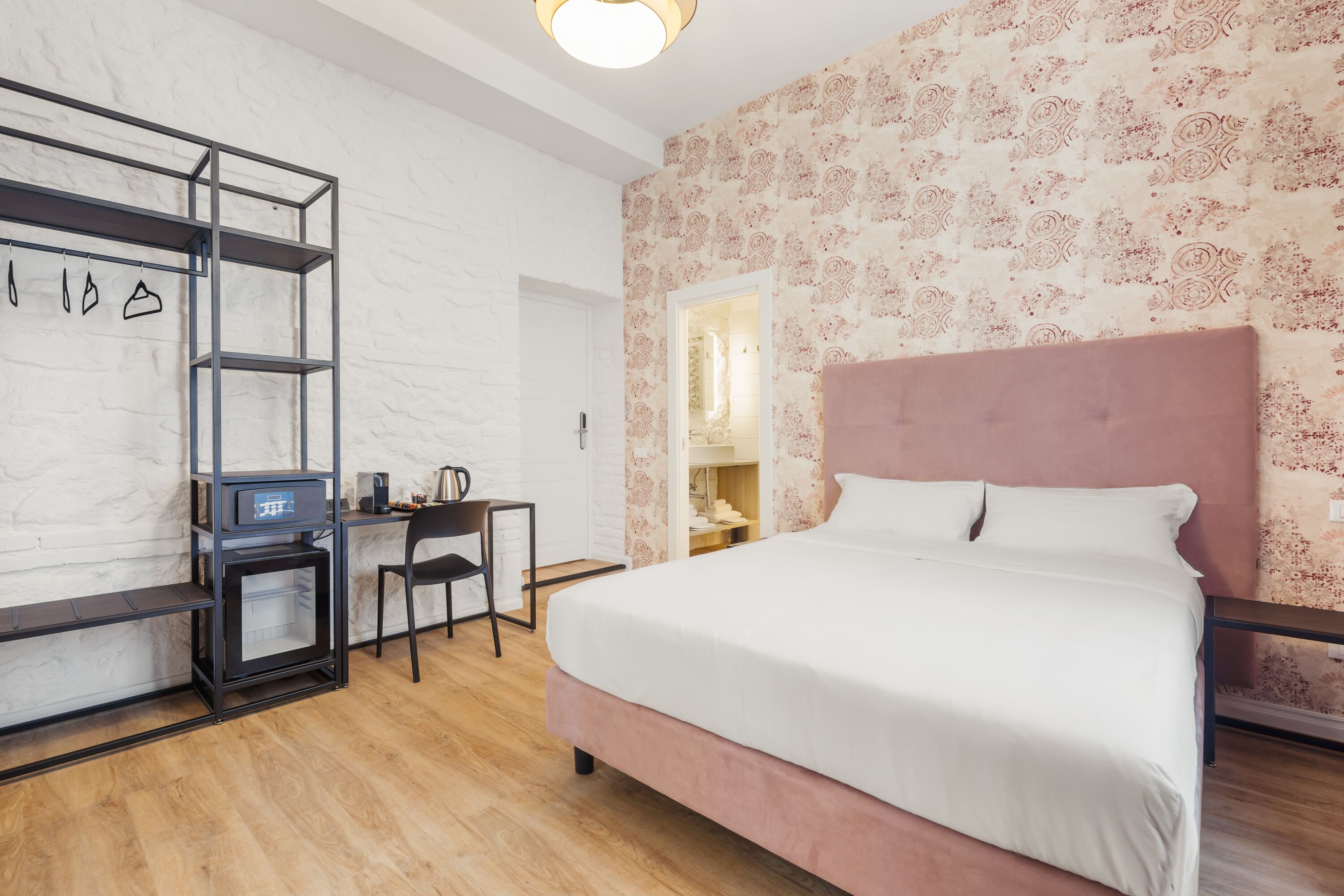 Adelante Rooms