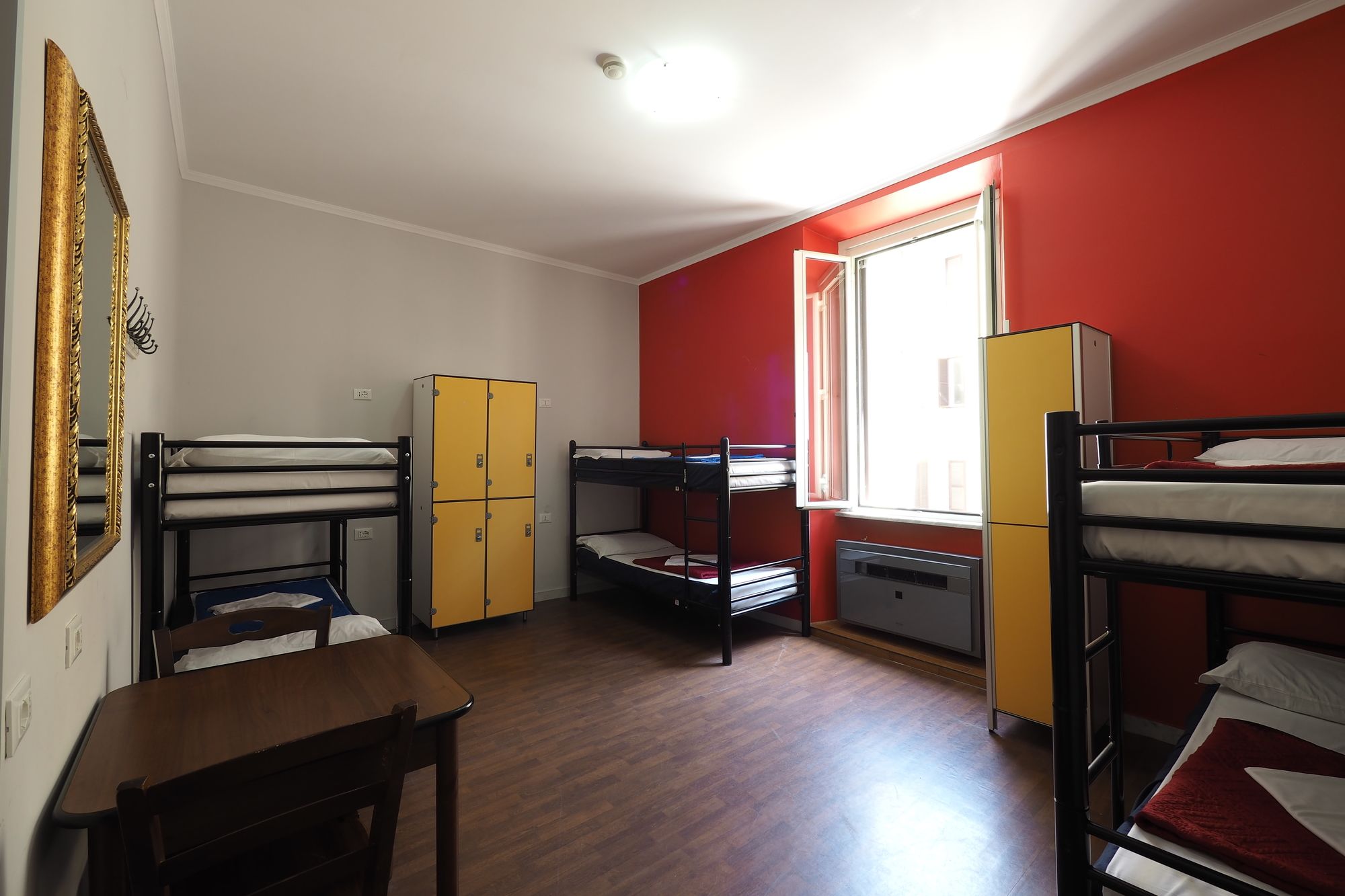 Alessandro Downtown Hostel