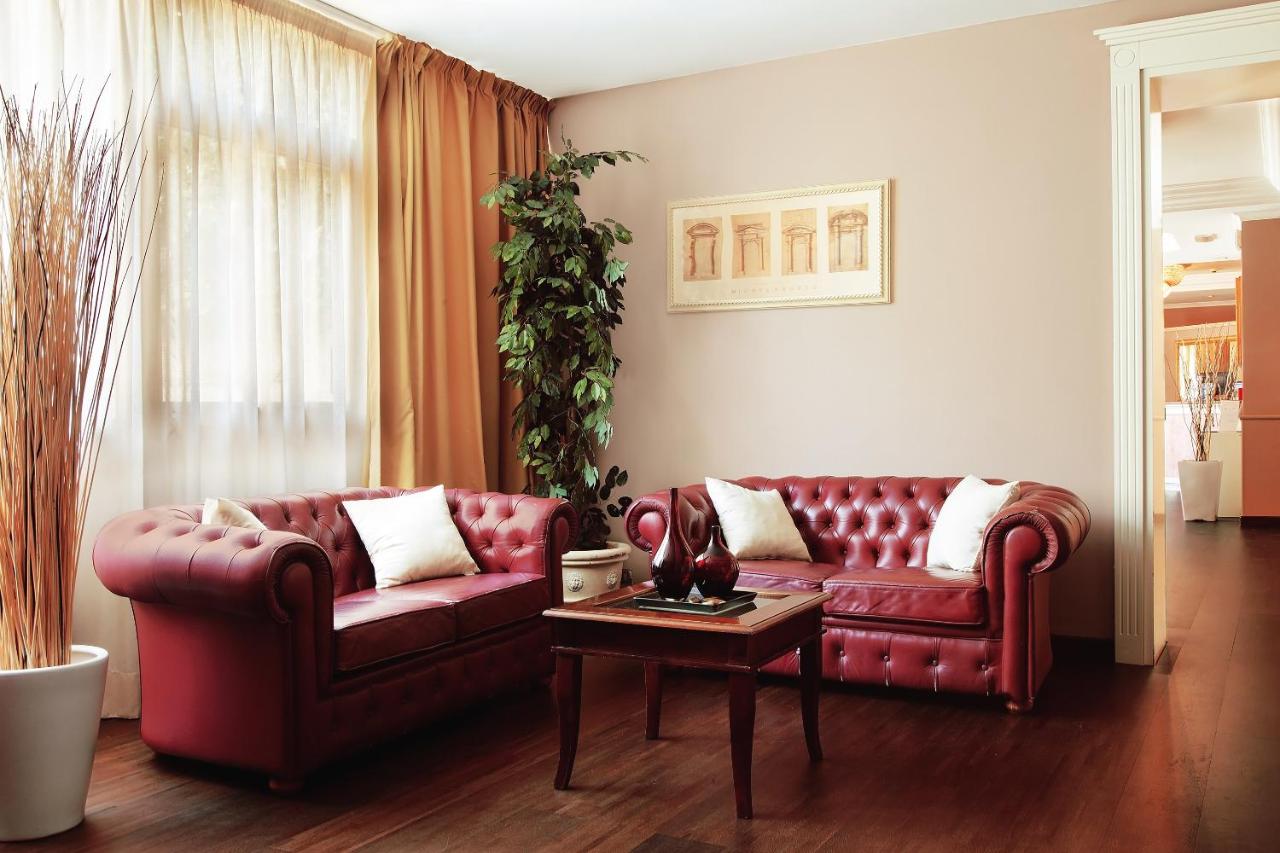 Club House Hotel