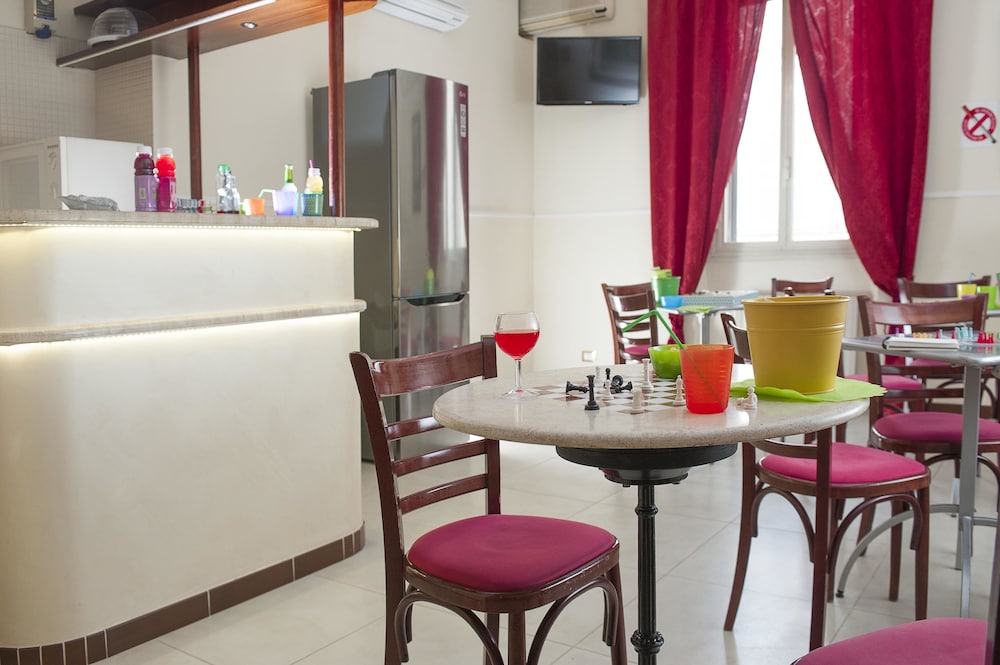Des Artistes Budget Rooms