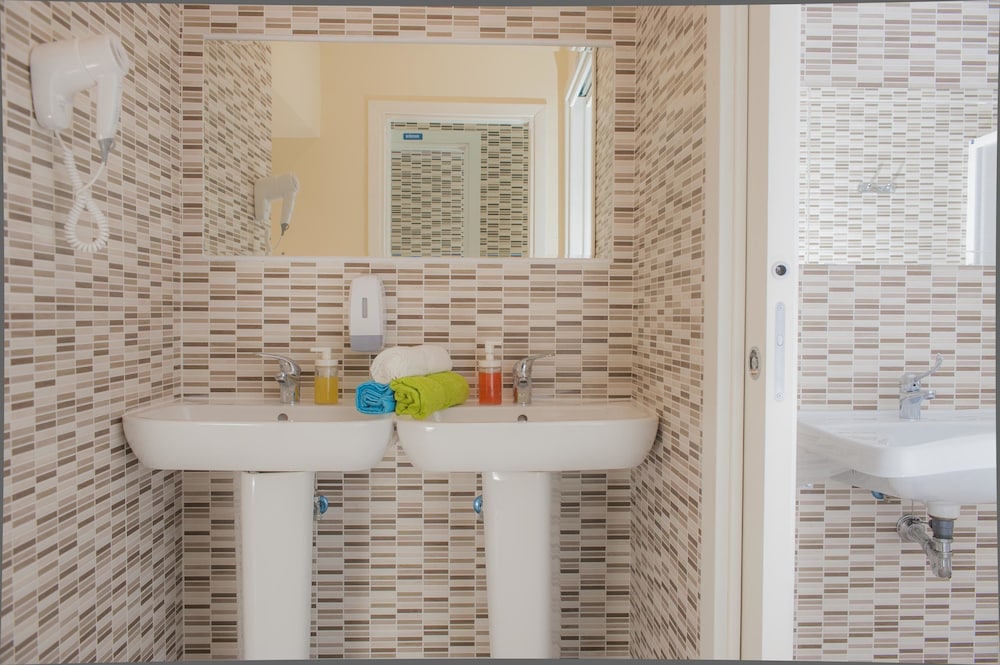 Des Artistes Budget Rooms