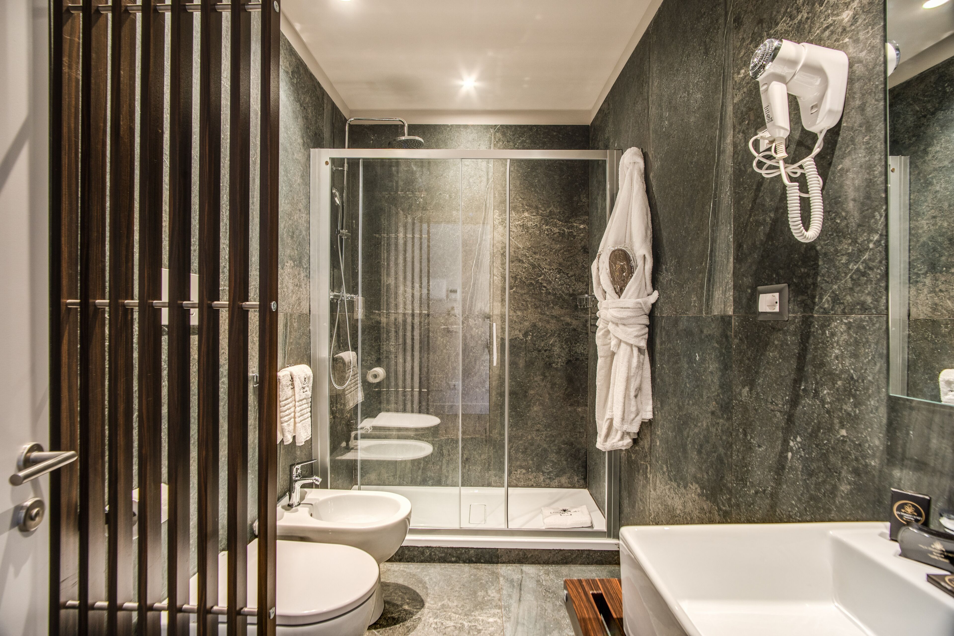 Hotel 77