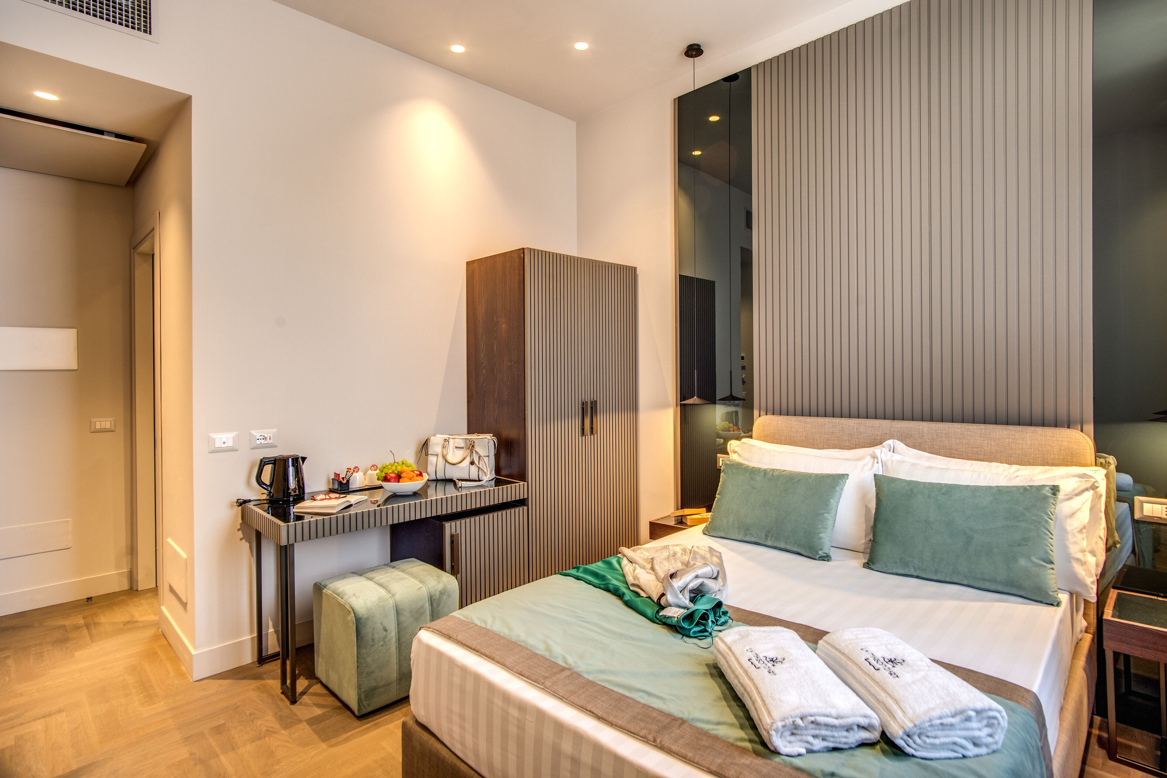 Hotel 77