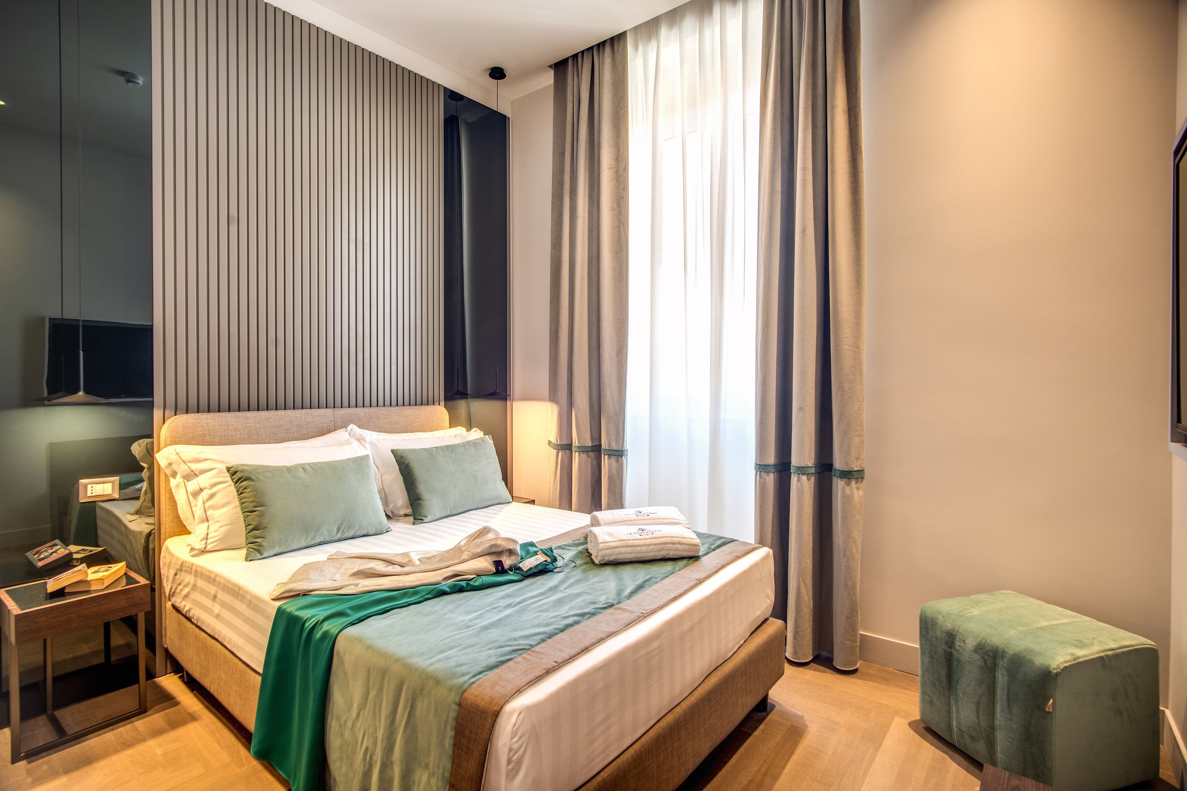 Hotel 77