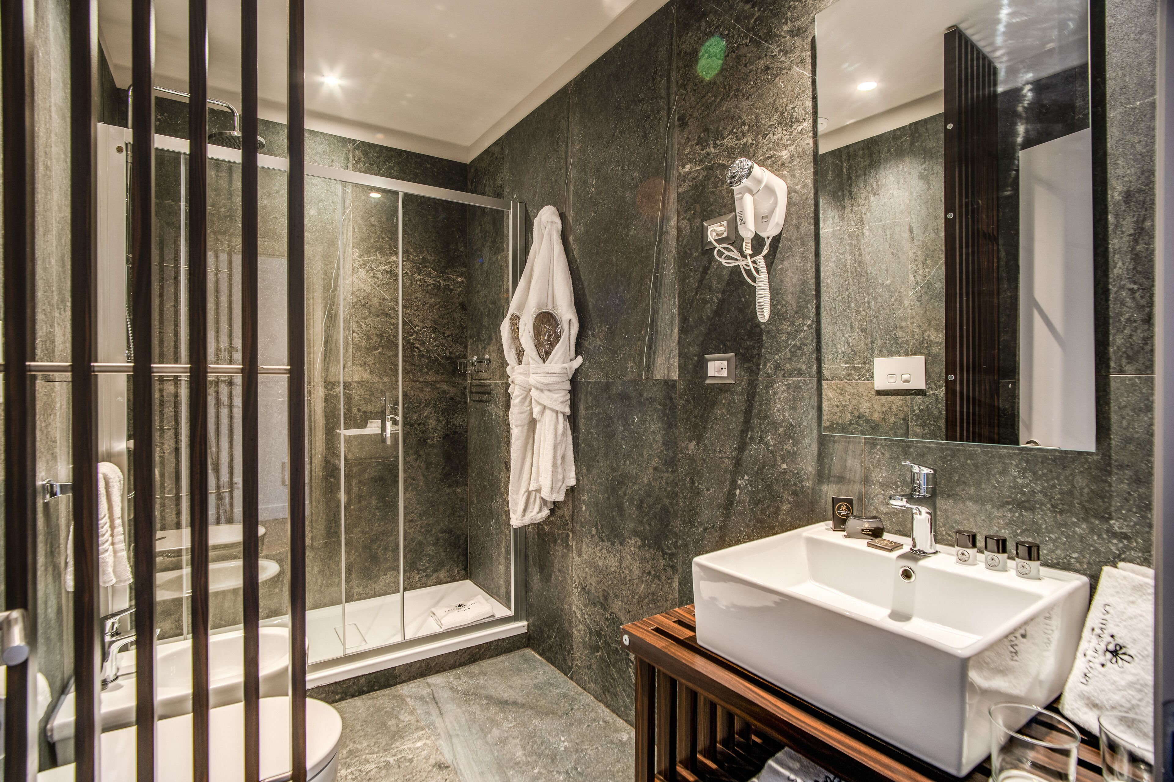 Hotel 77