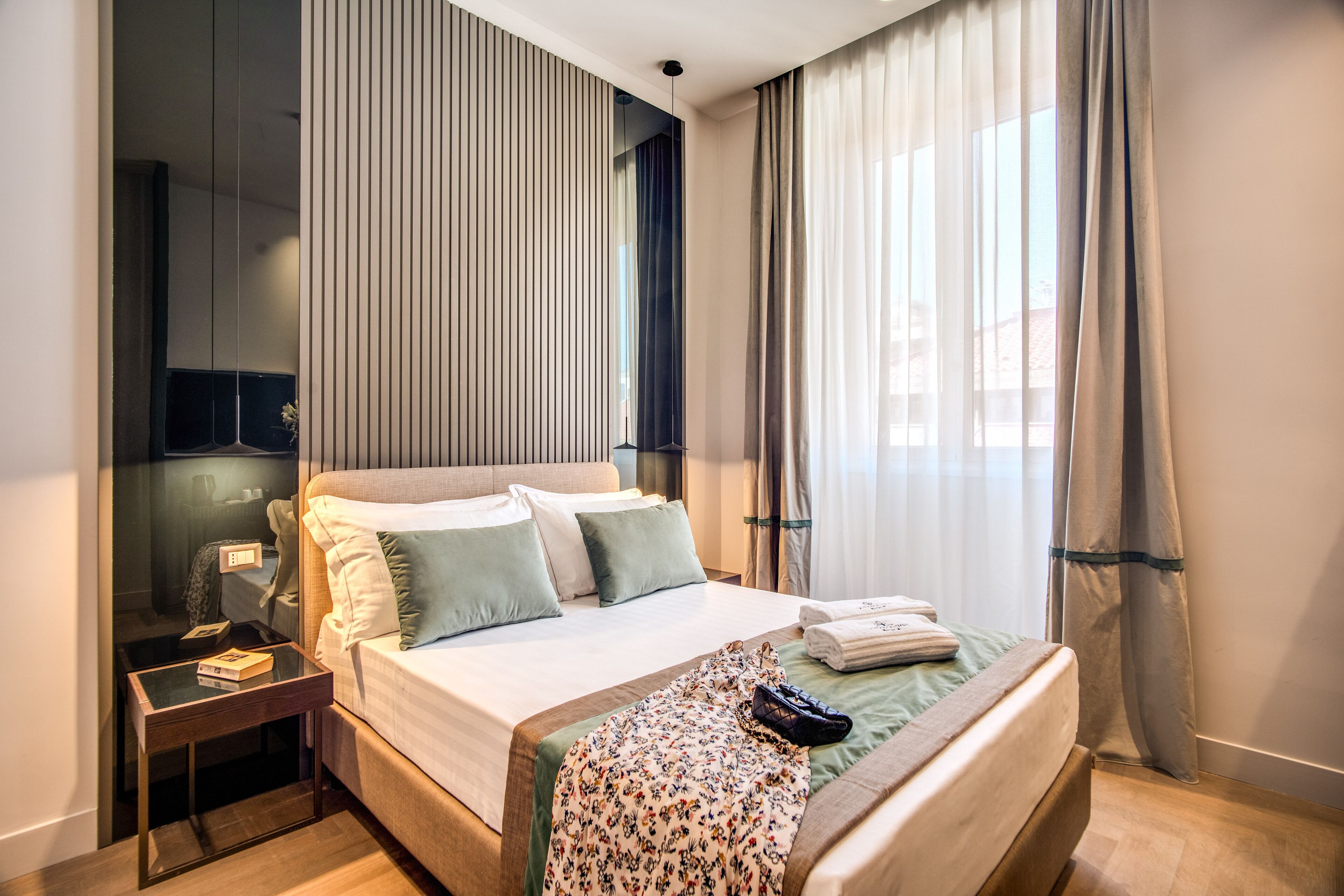 Hotel 77