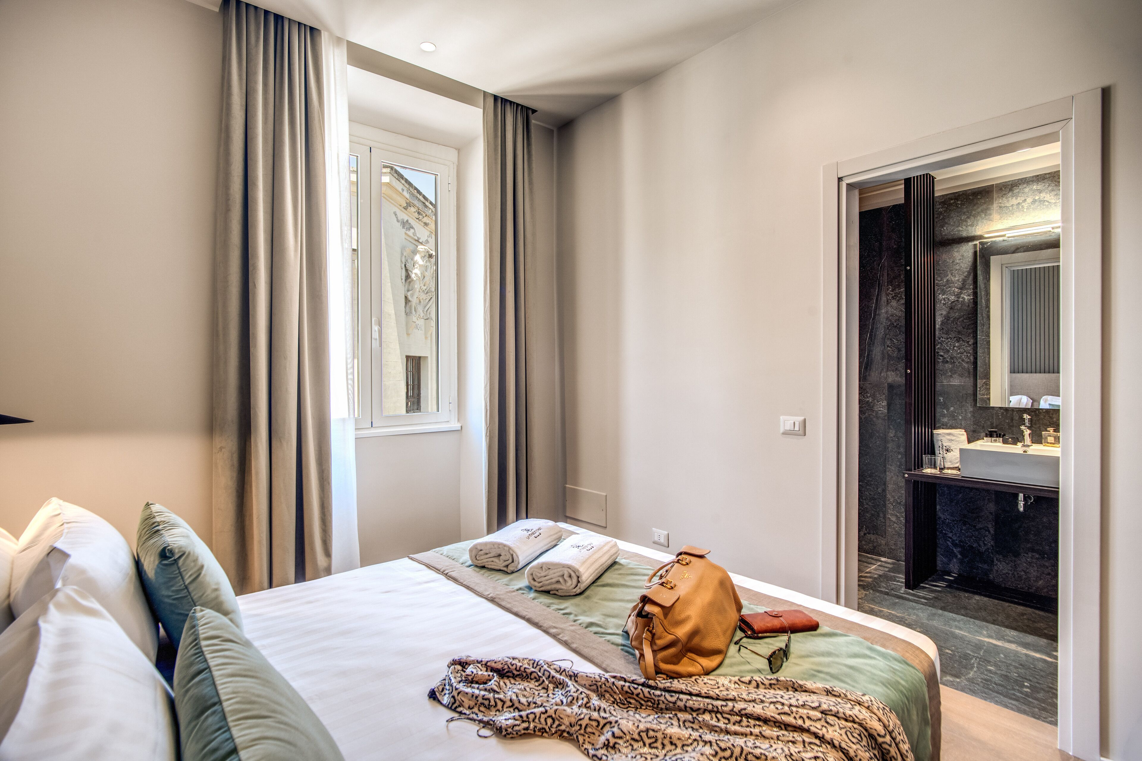 Hotel 77