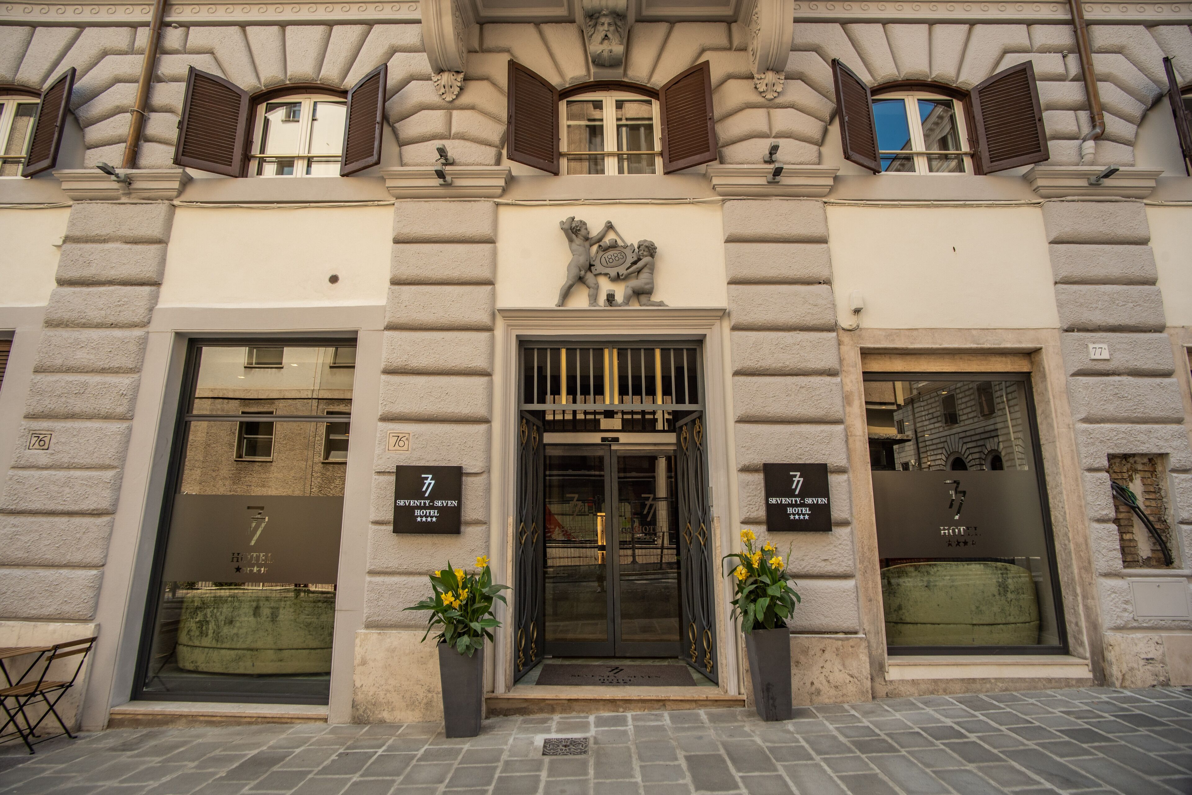Hotel 77
