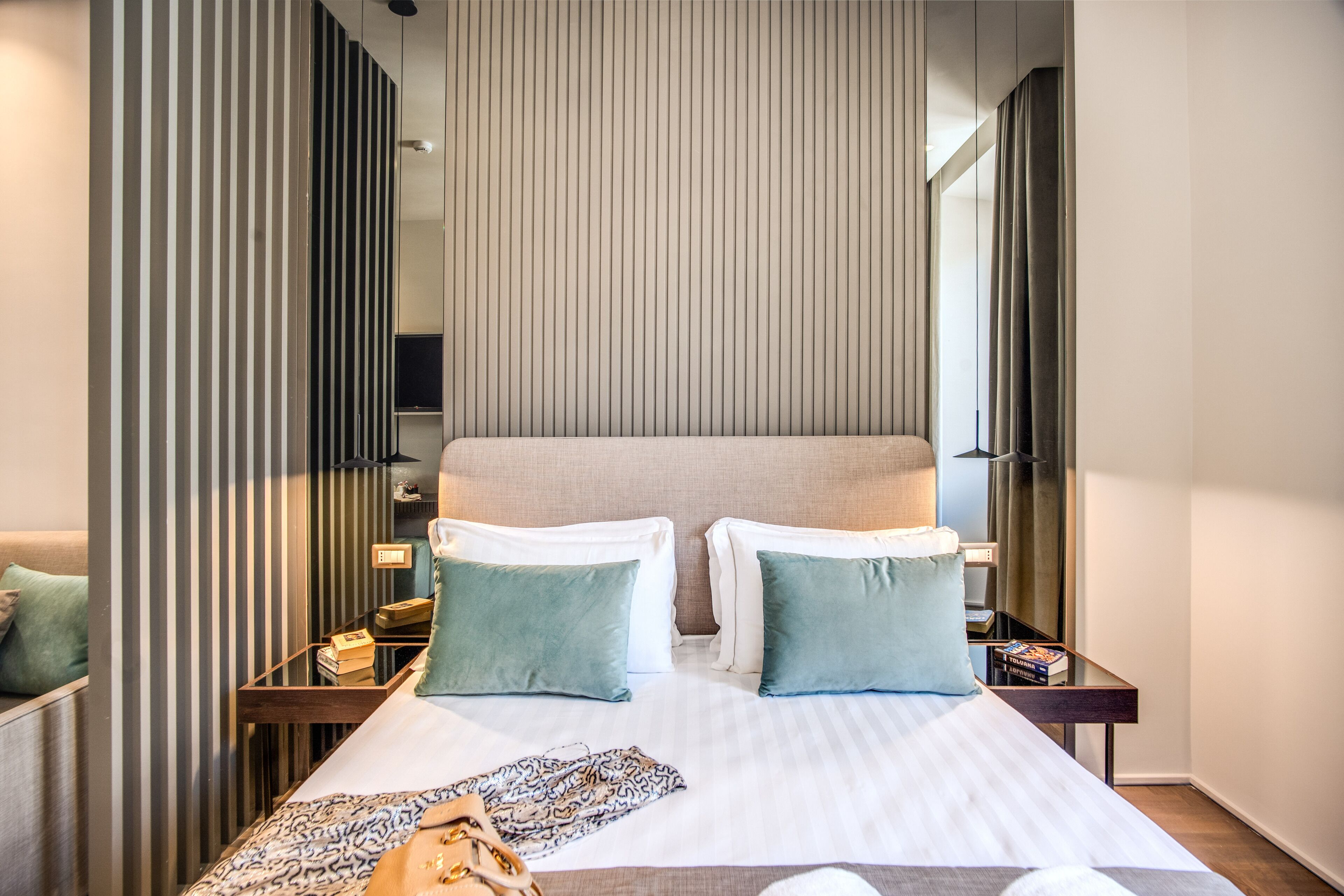Hotel 77