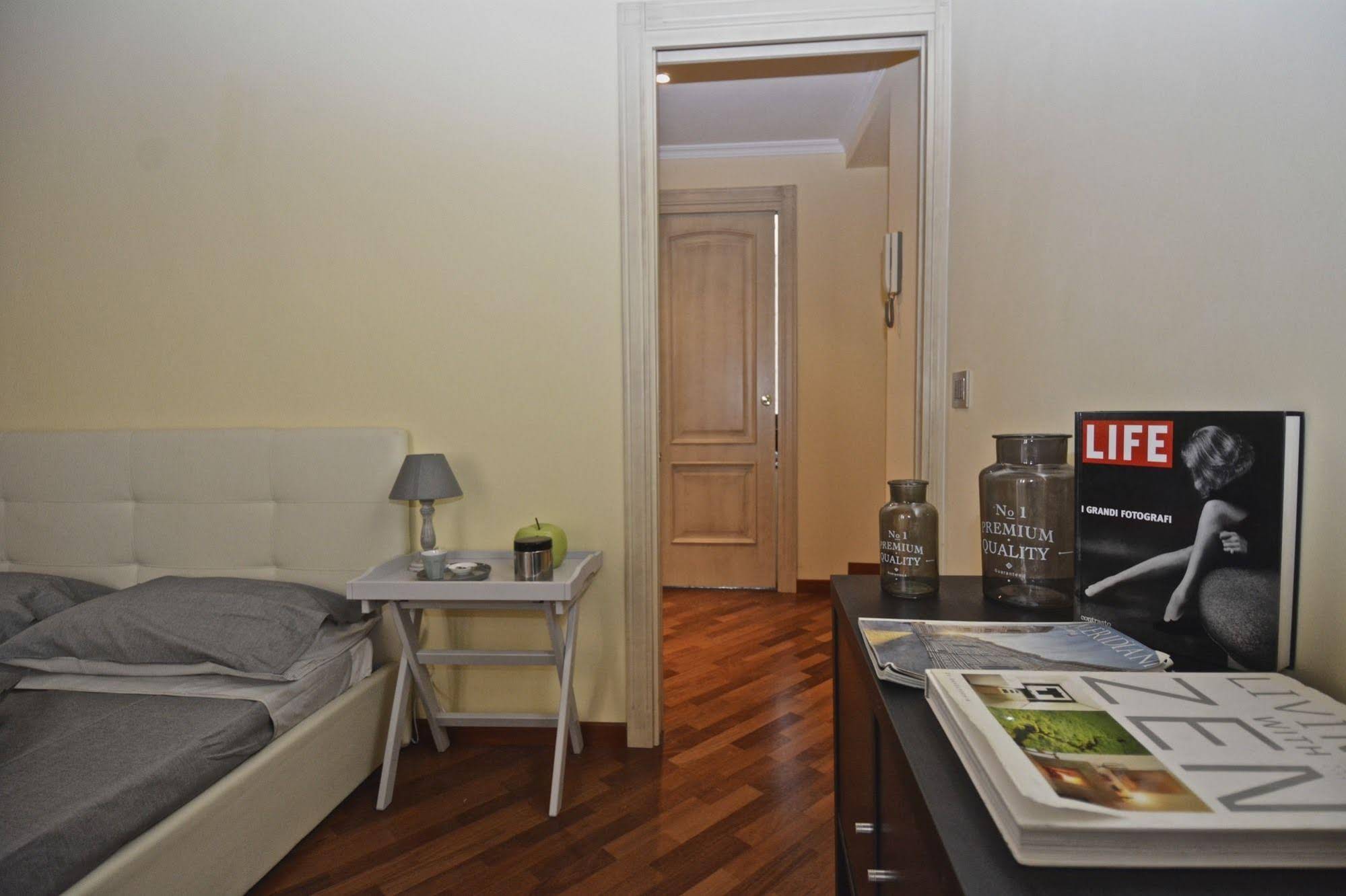 House & The City Colosseo Apartments