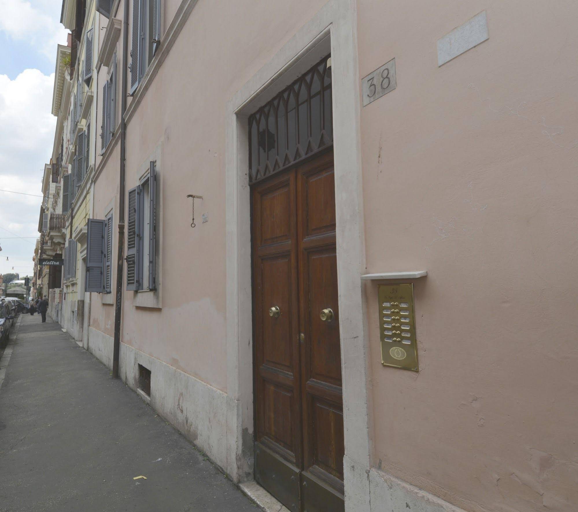 House & The City Colosseo Apartments