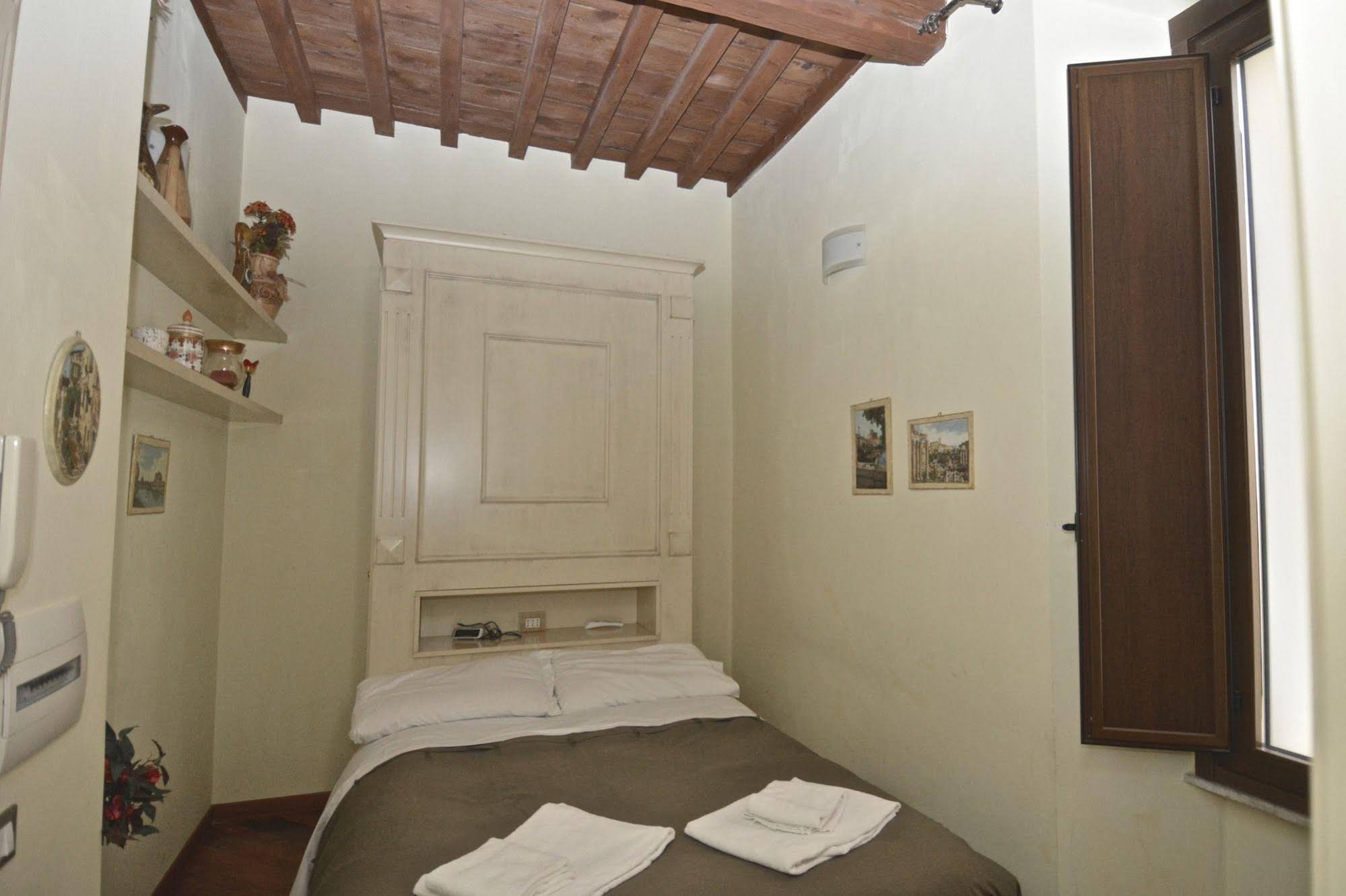 House & The City Colosseo Apartments