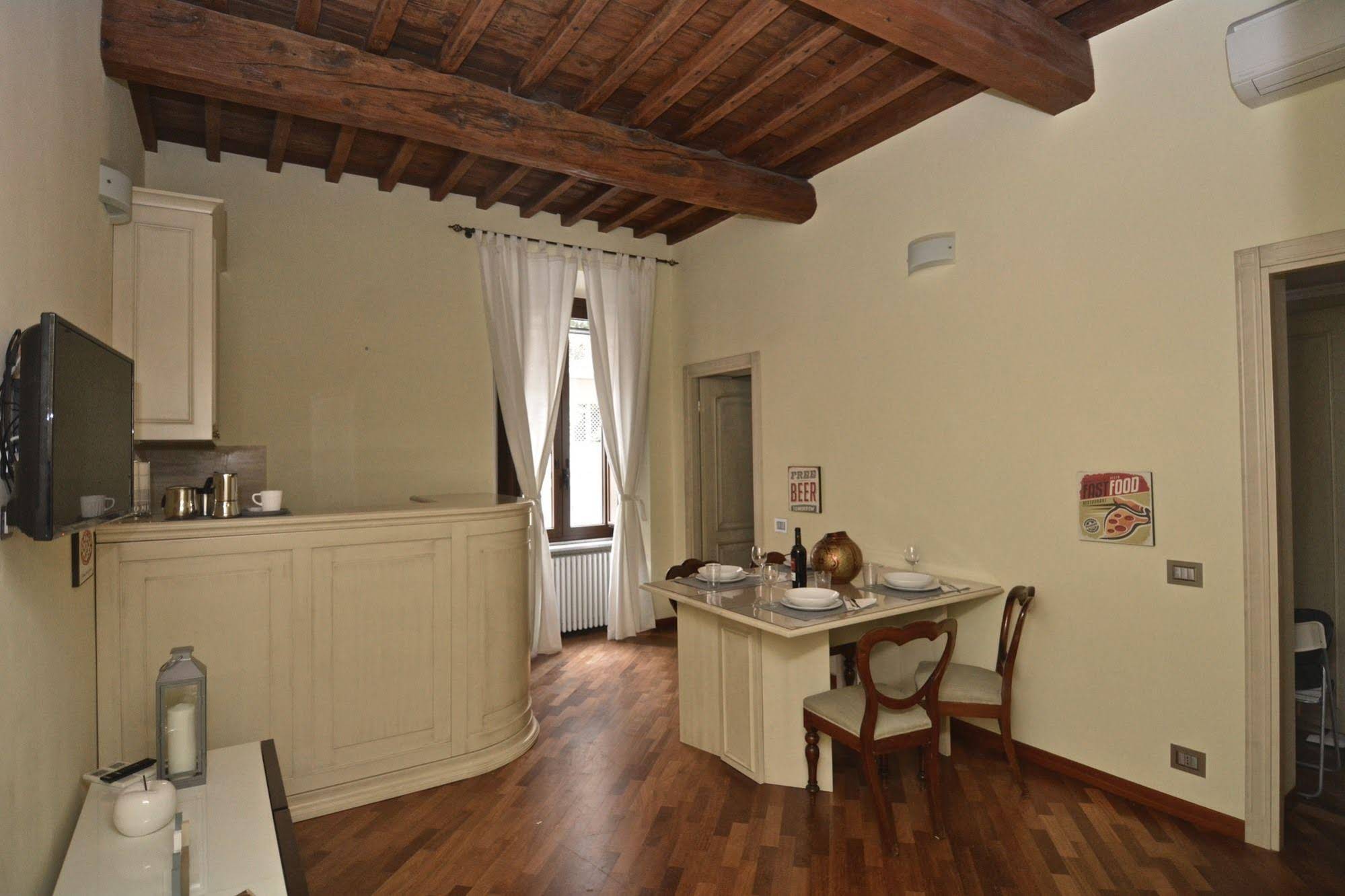 House & The City Colosseo Apartments