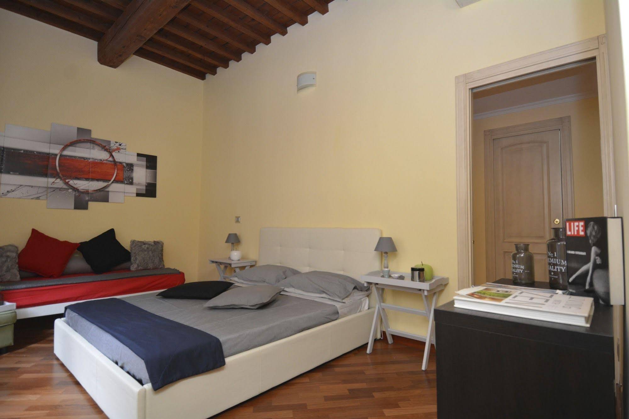 House & The City Colosseo Apartments