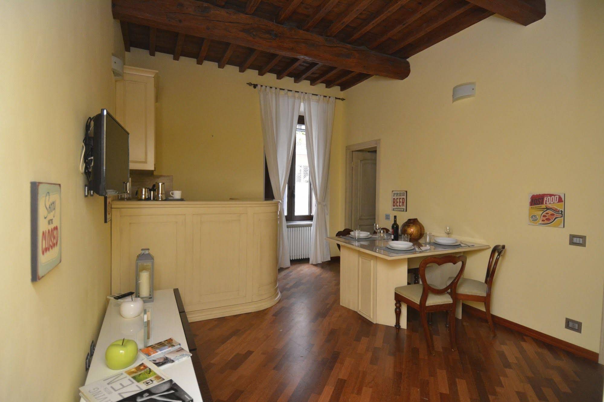 House & The City Colosseo Apartments