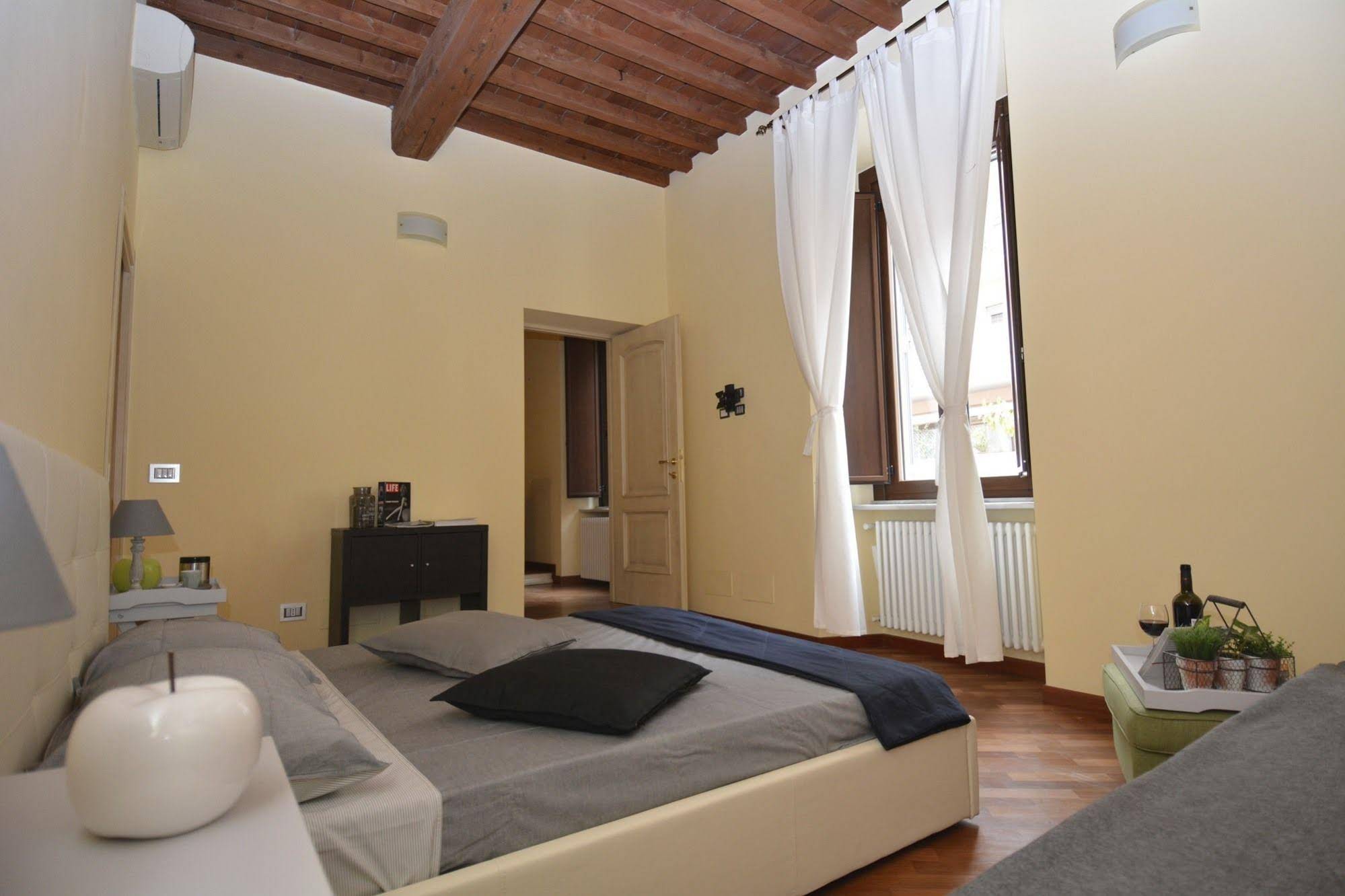 House & The City Colosseo Apartments