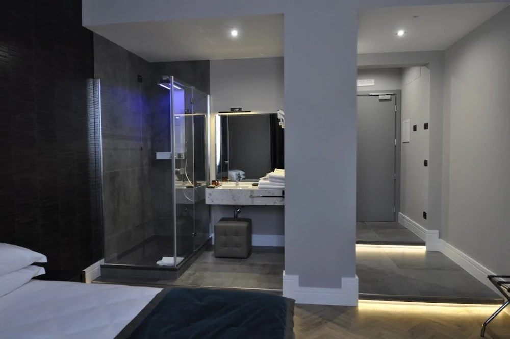 Place 24 Suites & Wellness