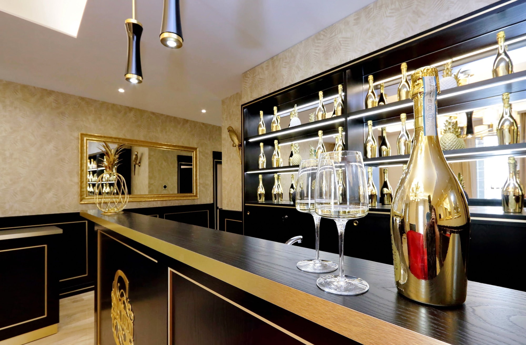 Spanish Diamond Luxury Suites & Jacuzzi