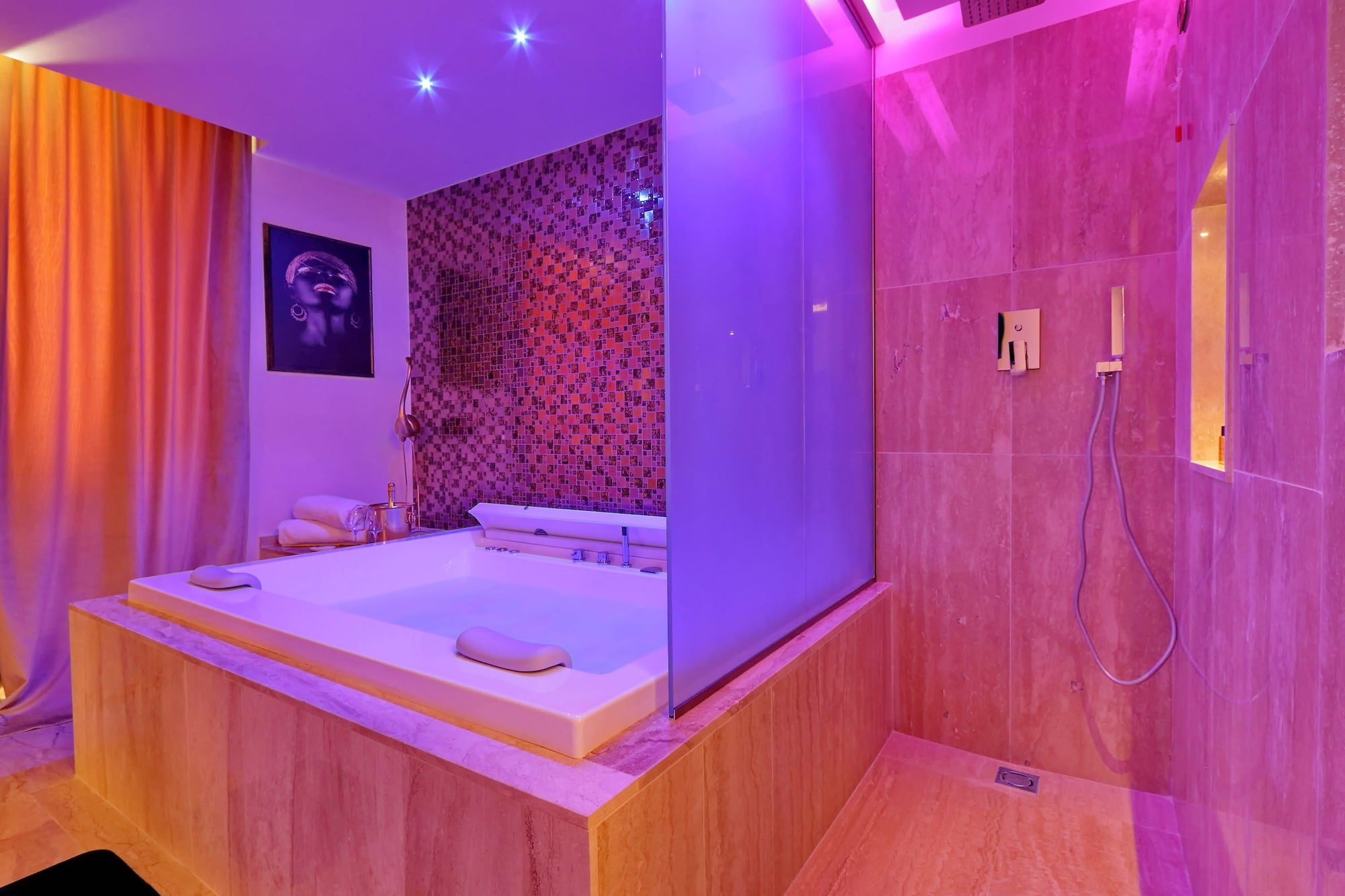 Spanish Diamond Luxury Suites & Jacuzzi
