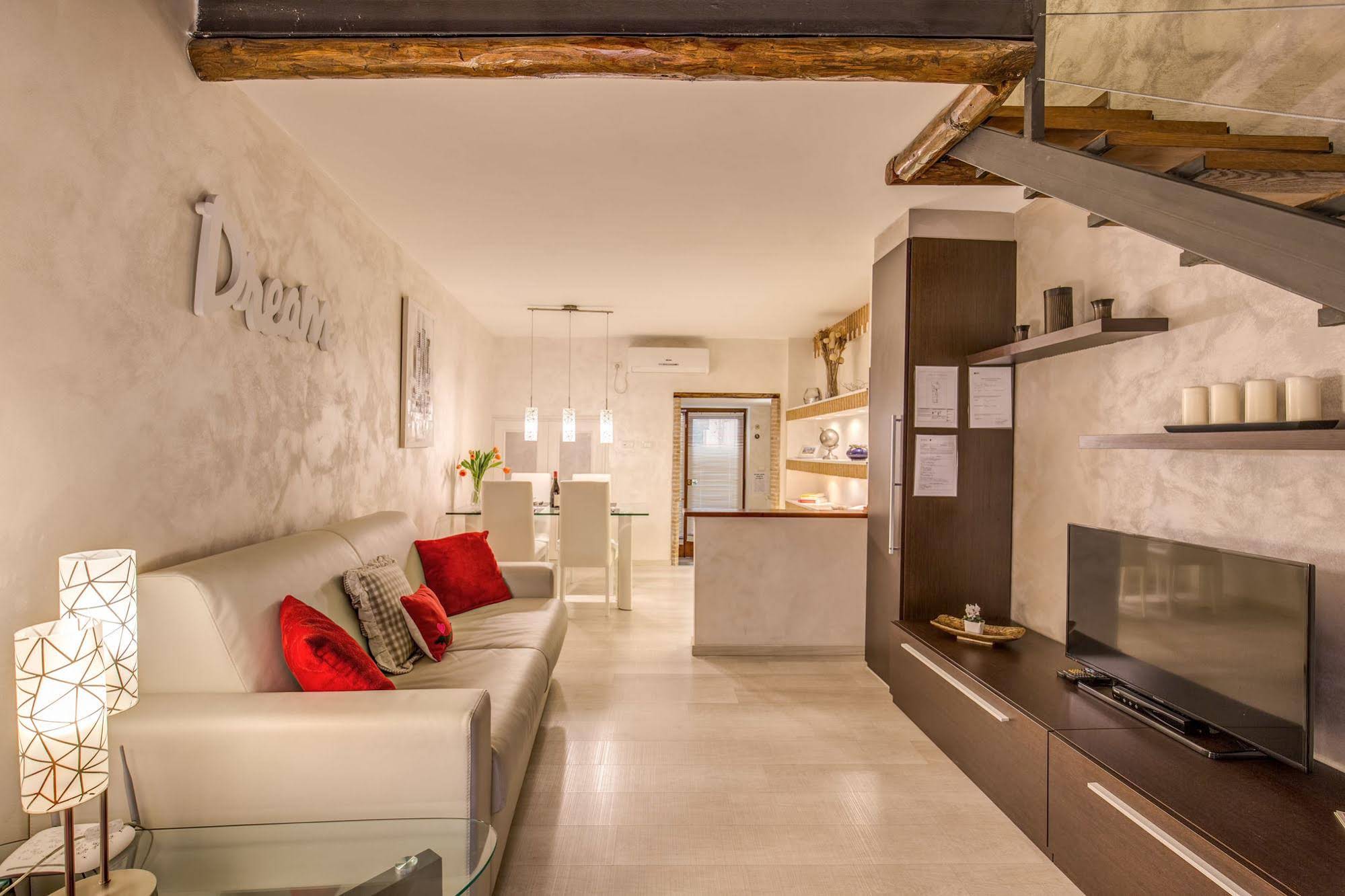 Tritone Top House