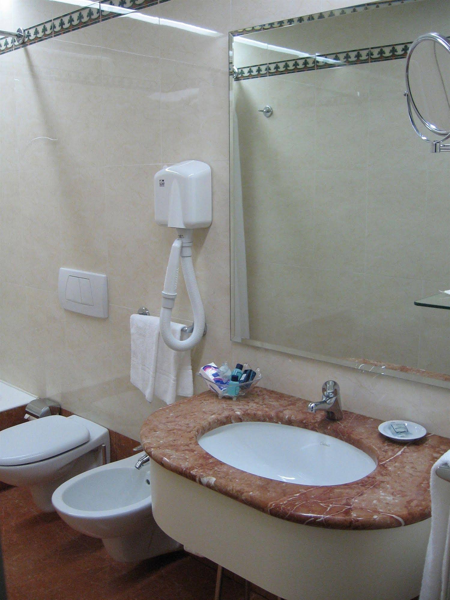 Melas Hotel
