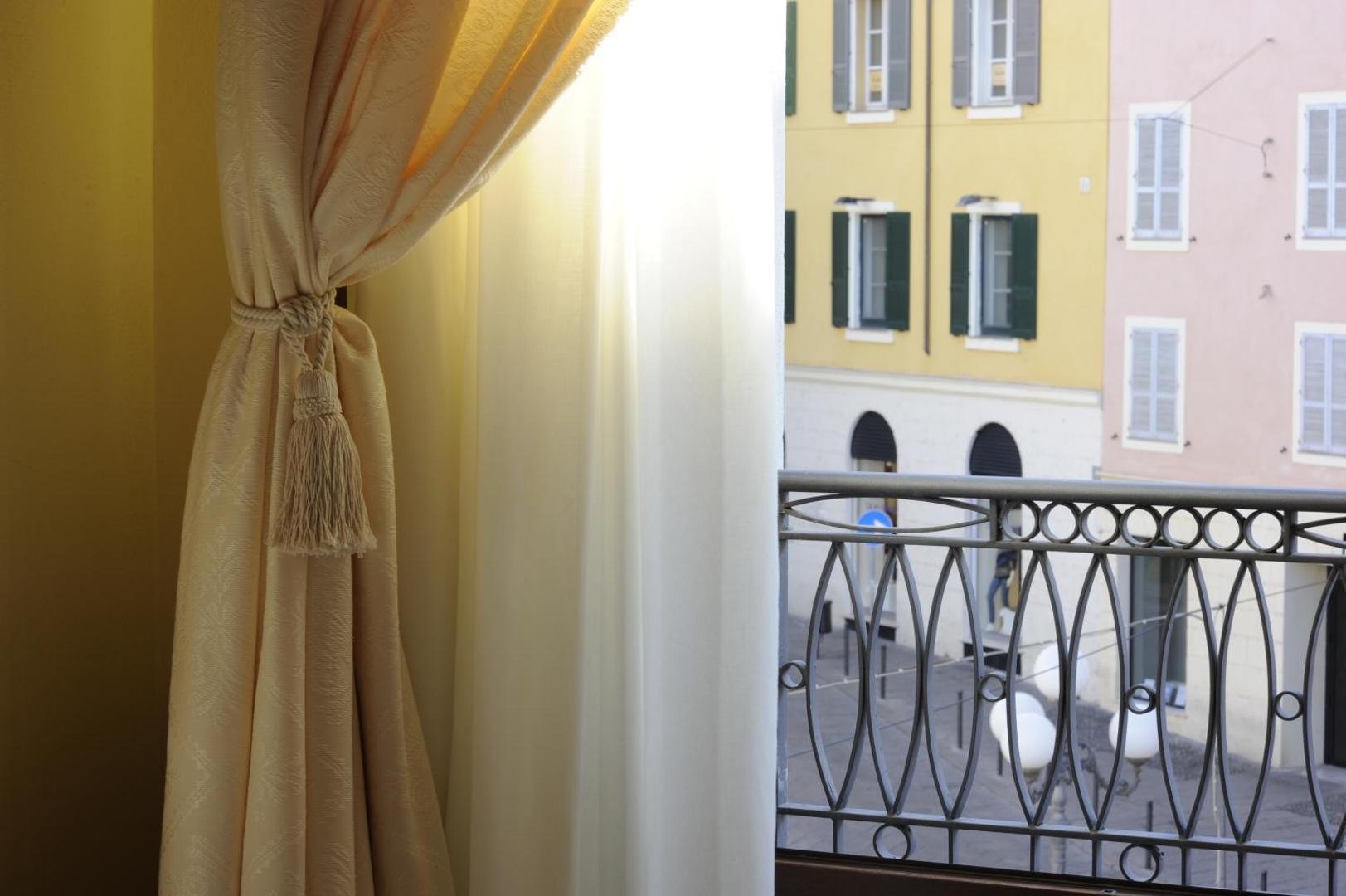 Piazza Azuni 18 Guest House