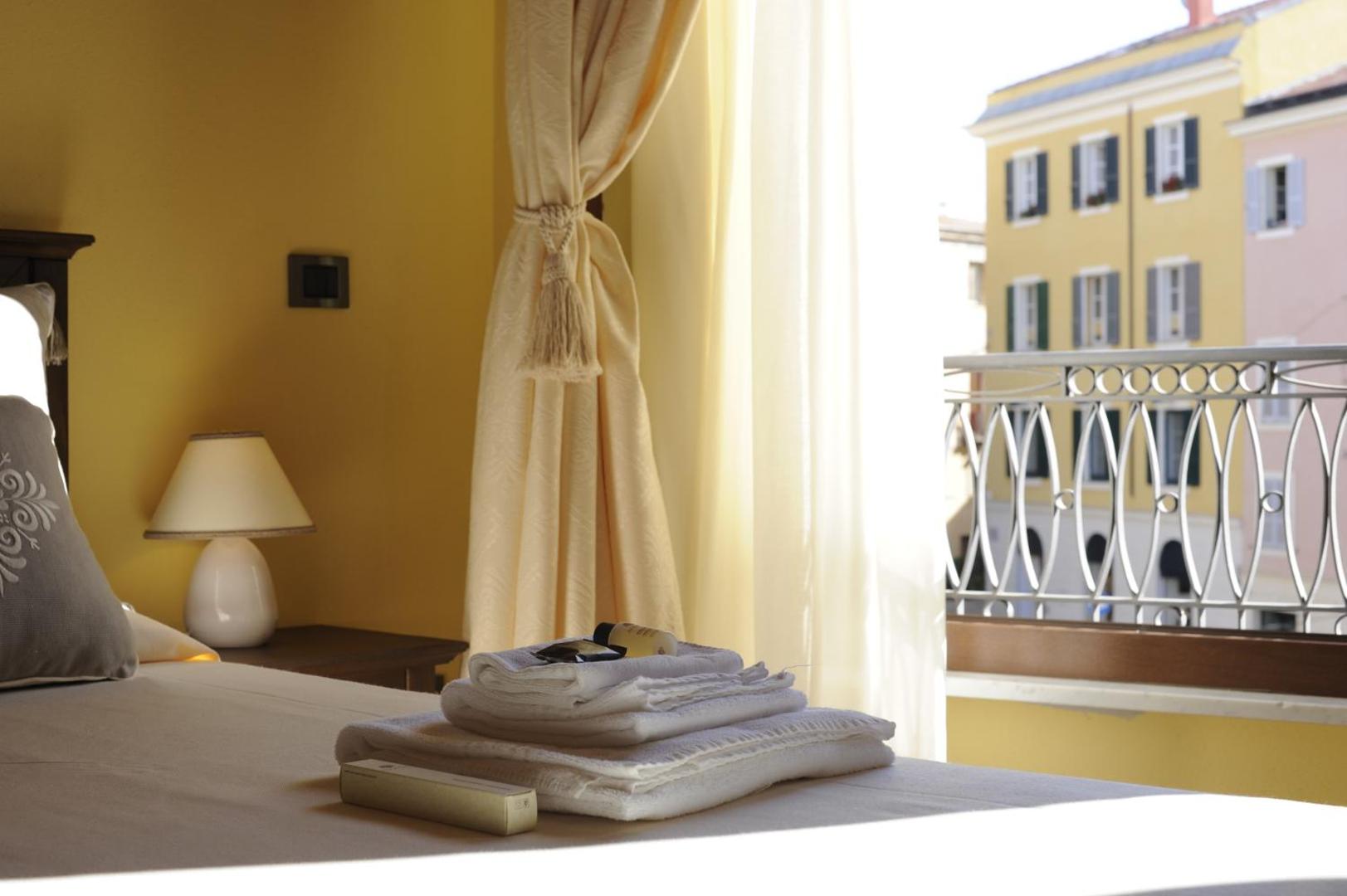 Piazza Azuni 18 Guest House