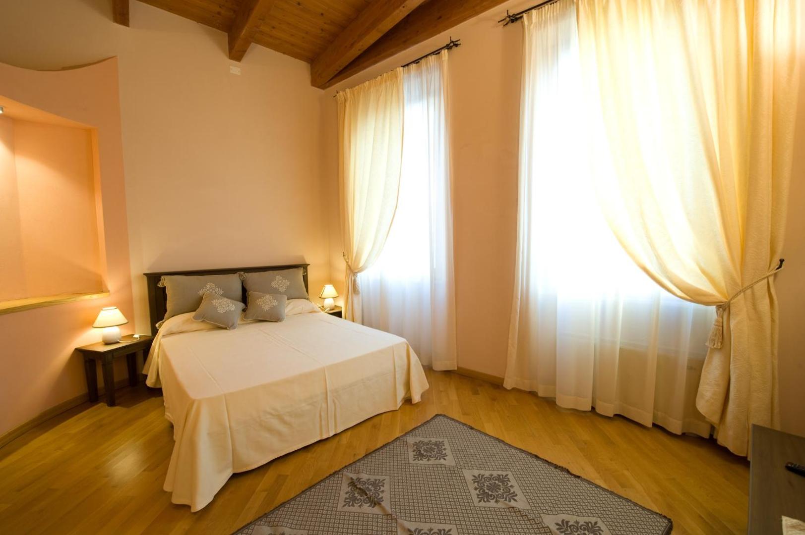 Piazza Azuni 18 Guest House