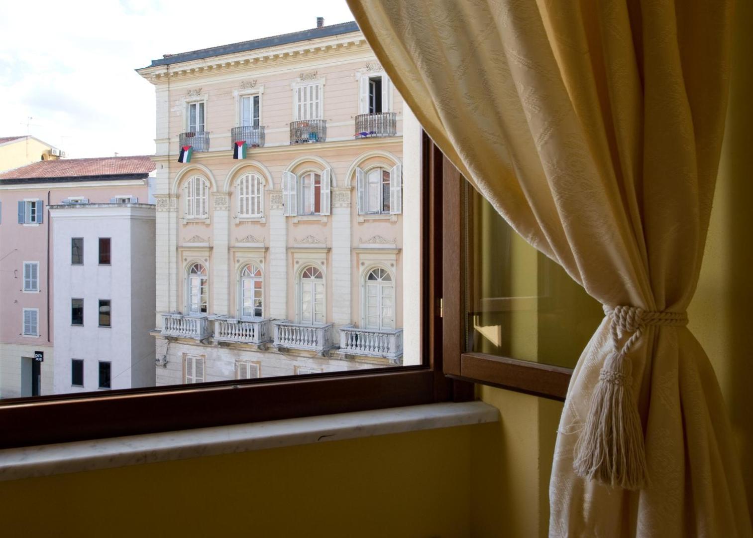 Piazza Azuni 18 Guest House